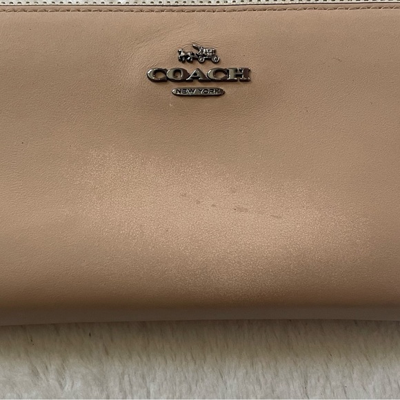 Coach Zip around Wallet GUC - Picture 5 of 9
